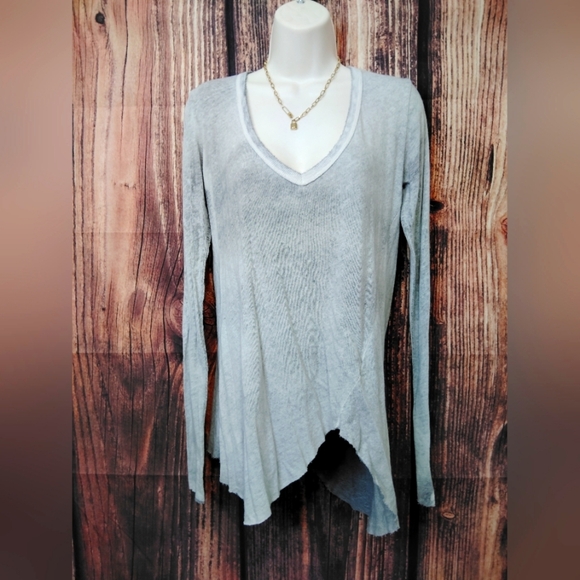 We The Free Gray V-Neck Symmetrical Women's Top Size Medium - Picture 1 of 5